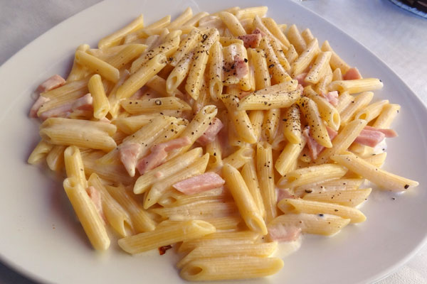 Penne med skinke og fl&oslash;de